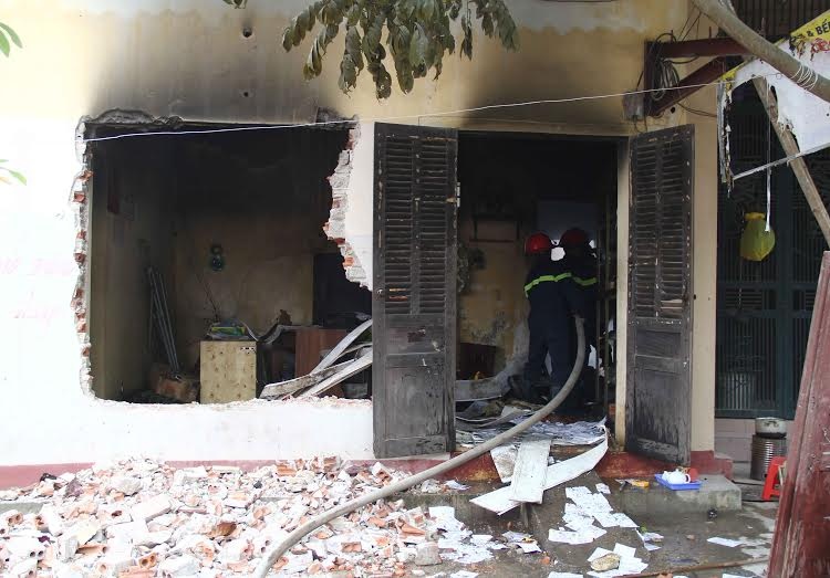 Xuong gas bung chay sau loat tieng no lon, 3 nguoi nhap vien hinh anh