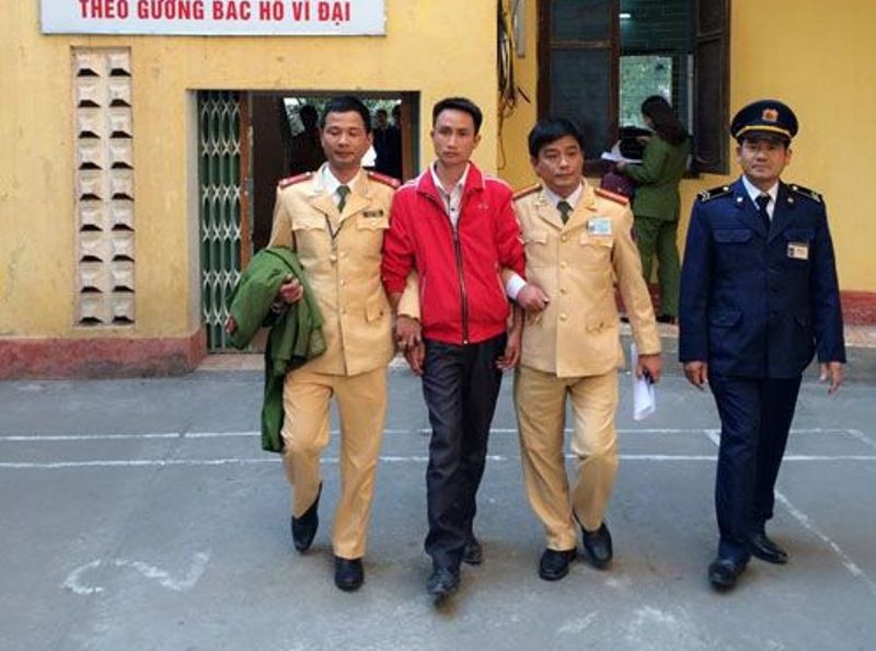 Gia danh canh sat xin cho xe tai thoat tram can hinh anh