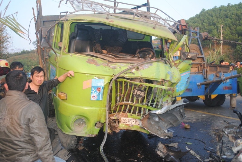 Chiếc xe tải biến dạng sau khi bị ôtô tông trực diện. Ảnh: Duy Cảnh