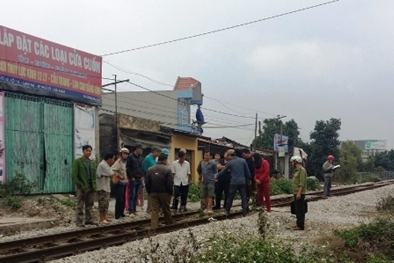 Bi tau hoa tong trung, nguoi dan ong dut lia chan trai hinh anh