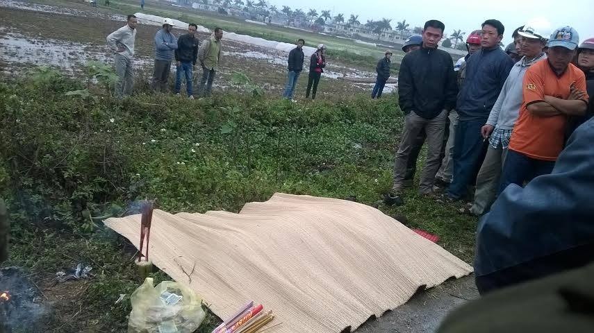 Xe may de thi the thanh nien duoi muong nuoc hinh anh