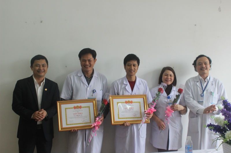 Sở Y tế Hà Tĩnh trao bằng khen cho y sĩ Dũng, bác sĩ Lực bởi việc làm ý nghĩa.