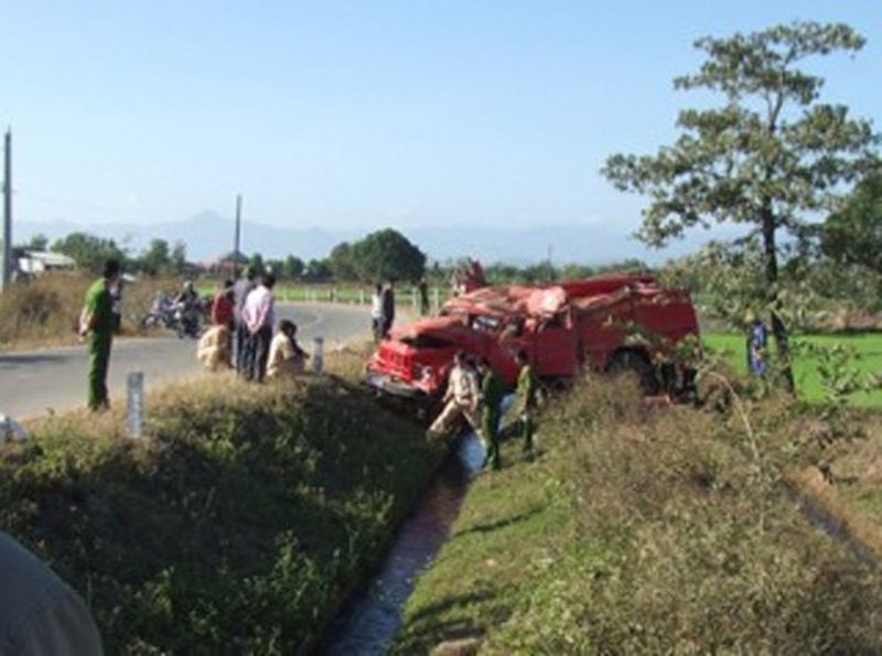 Xe chua chay lon nhao, 7 chien si bi thuong hinh anh