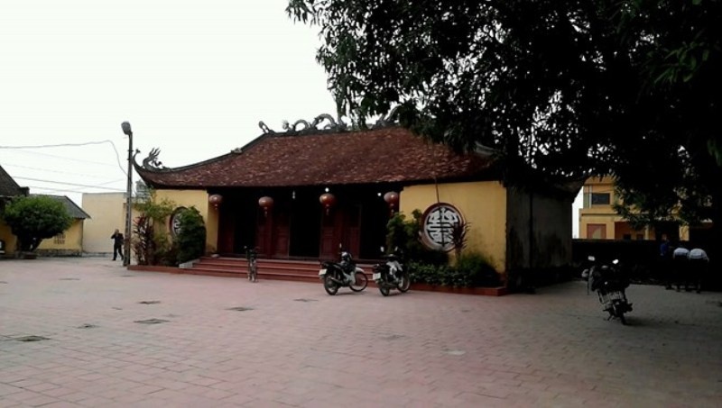 Sân đình nơi diễn ra lễ hội.