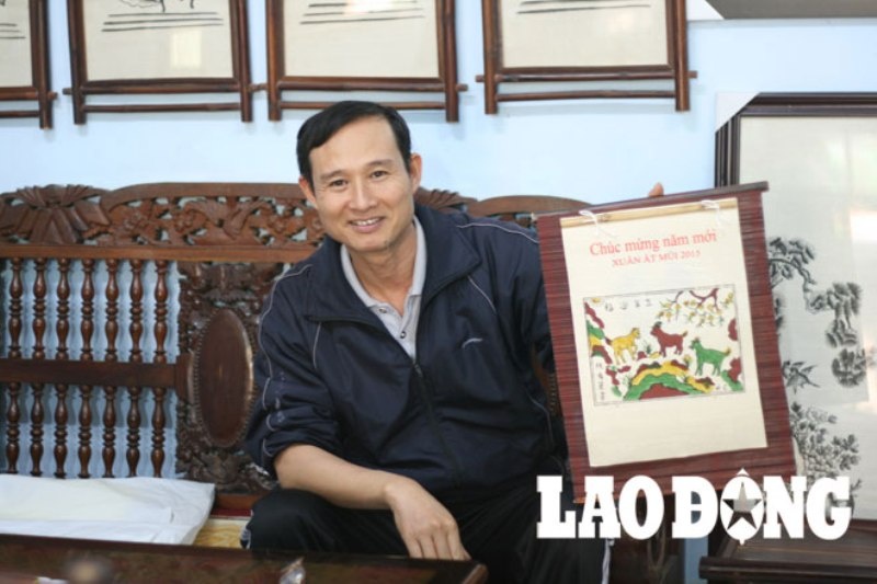 Nghệ nhân Nguyễn Hữu Quả giới thiệu về bức tranh Đông Hồ mới sáng tác “Tam dương nghênh phúc”.