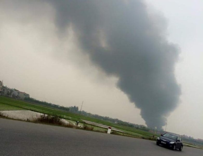 Lửa bùng lên dữ dội bao trùm diện tích kho xưởng hàng chục ngàn m2 - Ảnh cắt từ clip do bạn đọc cung cấp