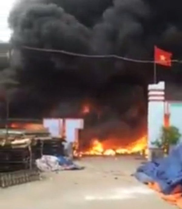 Chay lon thieu rui hang ngan met vuong nha xuong hinh anh