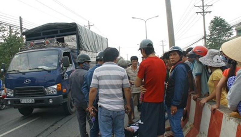 Di tat nien ve, nam thanh nien tong dai phan cach tu vong hinh anh