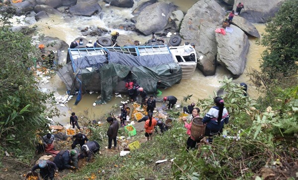 Xe tai lao xuong vuc, 3 nguoi chet, 4 bi thuong hinh anh