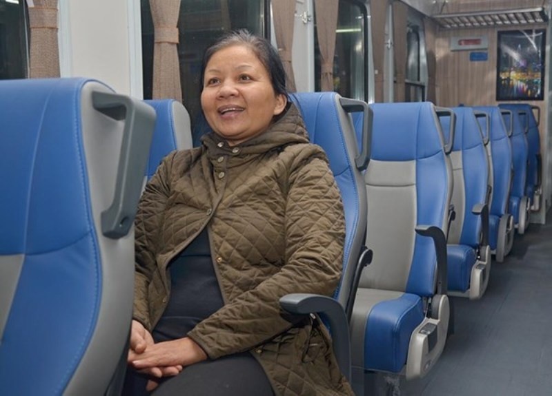 Cô Hồ Thị Hưng (50 tuổi) đi từ Hà Nội - Bình Định cho biết, đây là lần đầu tiên đi tàu có cảm giác thoải mái, nhân viên lịch sự tận tình hướng dẫn hành khách.