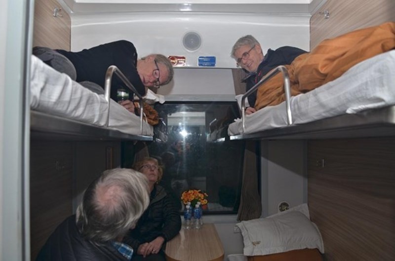 Phòng cao cấp được trang trí hoa, rèm,... giống như khách sạn.