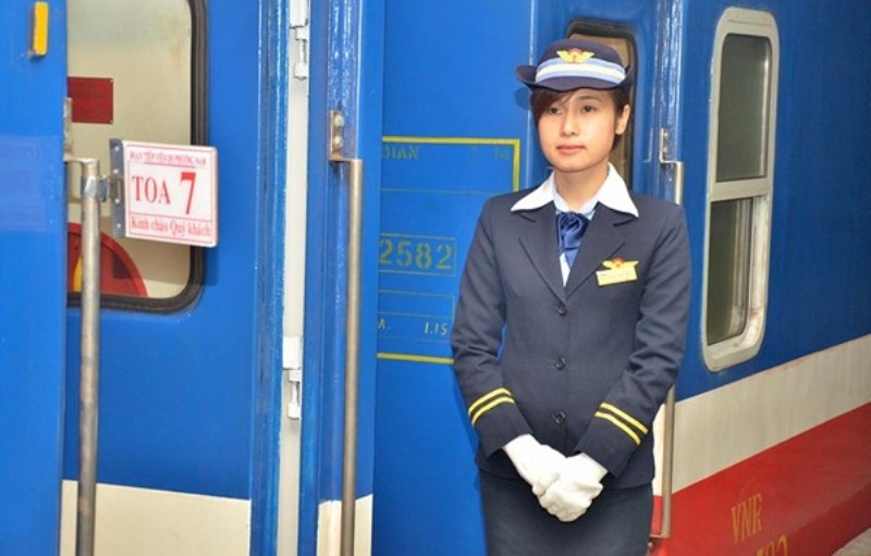 Để phục vụ khách hàng một cách tốt nhất, tại mỗi toa của tàu hỏa có một nhân viên soát vé khi hành khách lên tàu. Điều đặc biệt những nhân viên này không khác gì những tiếp viên hàng không.