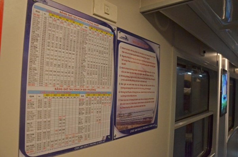 Tại các hành lang của tàu được dán giờ tàu xuất bến, nội quy,...