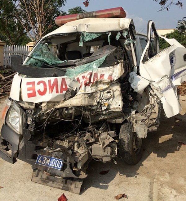 Vụ tai nạn khiến 7 người ngồi trên xe cấp cứu gặp nạn. 