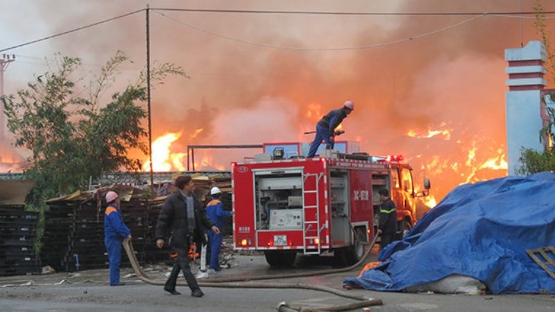 Vu chay lon tai Hai Duong: Hon 7 gio van chua dap duoc lua hinh anh