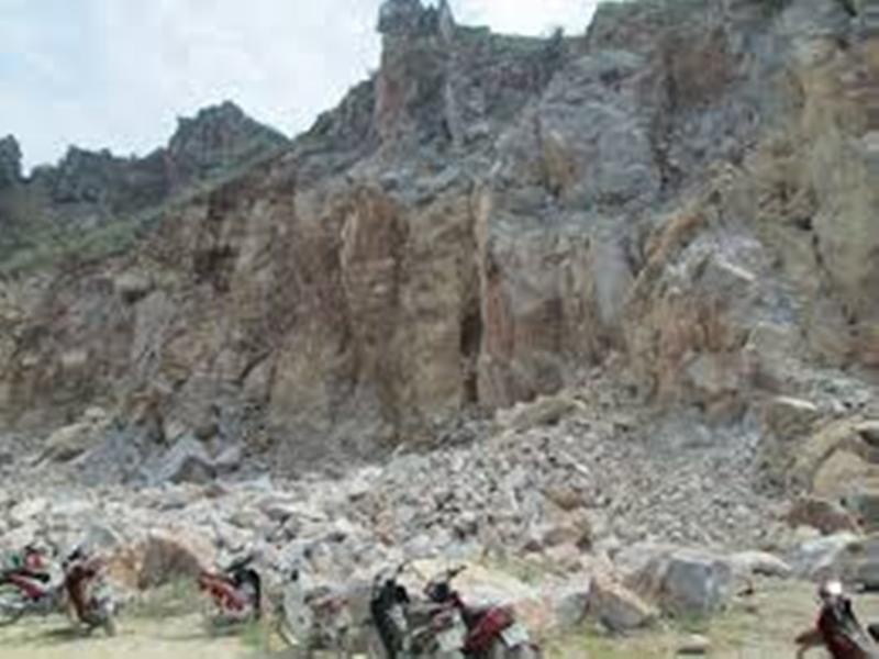 Thi the ba cong nhan mac ket duoi khe nui hinh anh