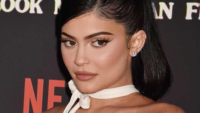 Kylie Jenner gay tranh cai vi khoe sieu xe 3 trieu USD moi mua hinh anh