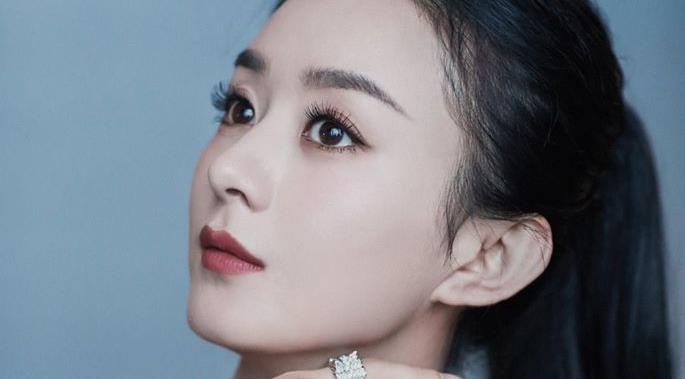 Trieu Le Dinh dien vay xe sau hinh anh