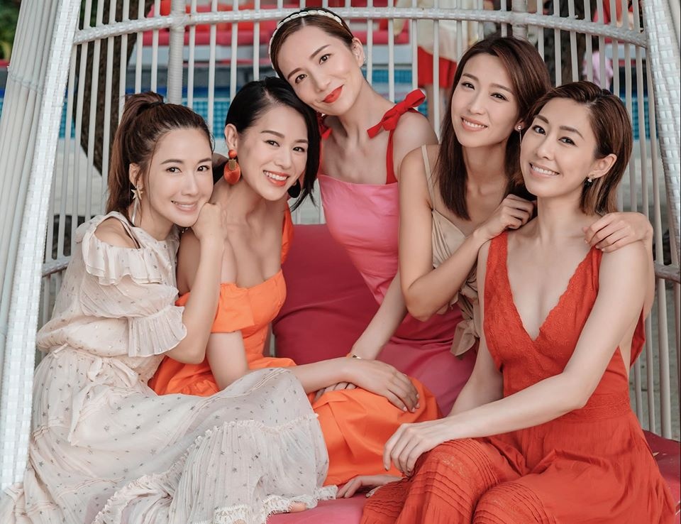 Ho Hanh Nhi du lich Maldives cung hoi ban than noi tieng hinh anh