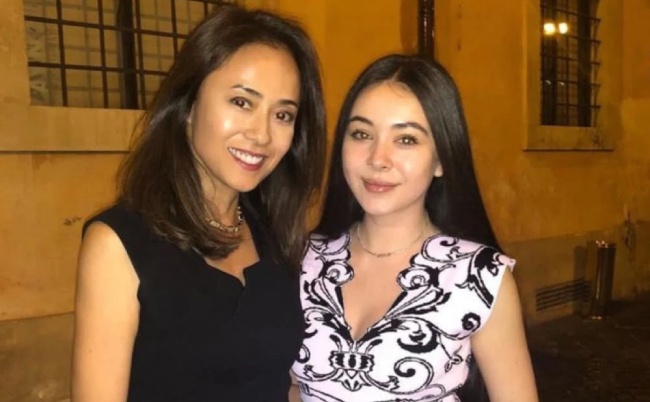 My nhan Nhat 45 tuoi duoc khen tre dep hon con gai hinh anh