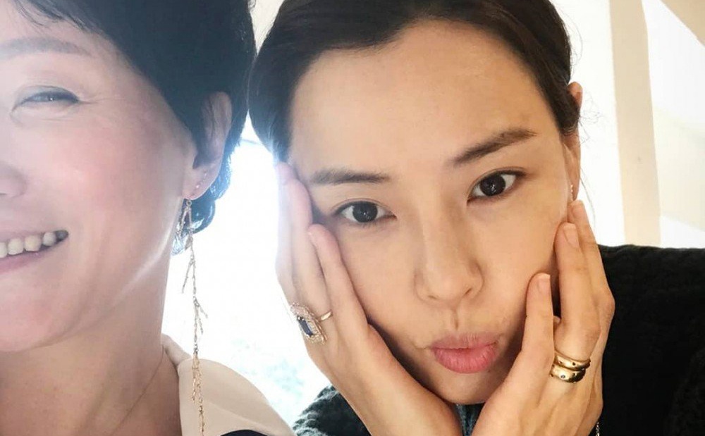 Hoa Hau Han Quoc Honey Lee khoe mat moc hinh anh