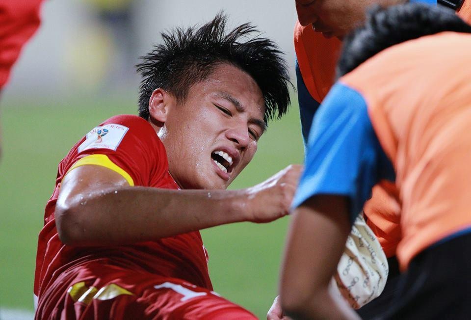 Mac Hong Quan chan thuong hang truoc khi bi tuyen Viet Nam loai hinh anh