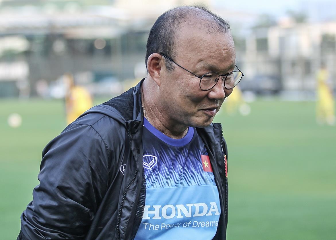 HLV Park cho dung buoi tap khi thay xe cho doi Malaysia hinh anh