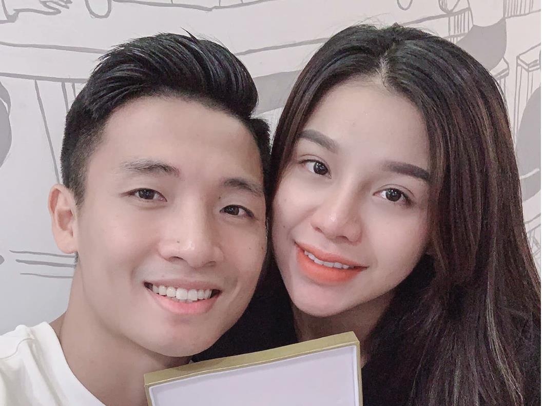 Bui Tien Dung tang qua cho vo nhan dip 20/10 hinh anh