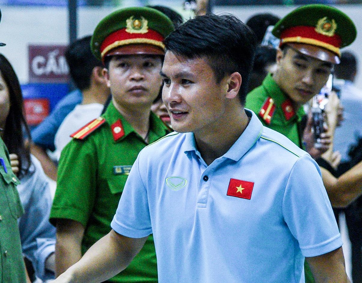 Tuyen Viet Nam duoc chao don khi tro ve Ha Noi trong dem hinh anh