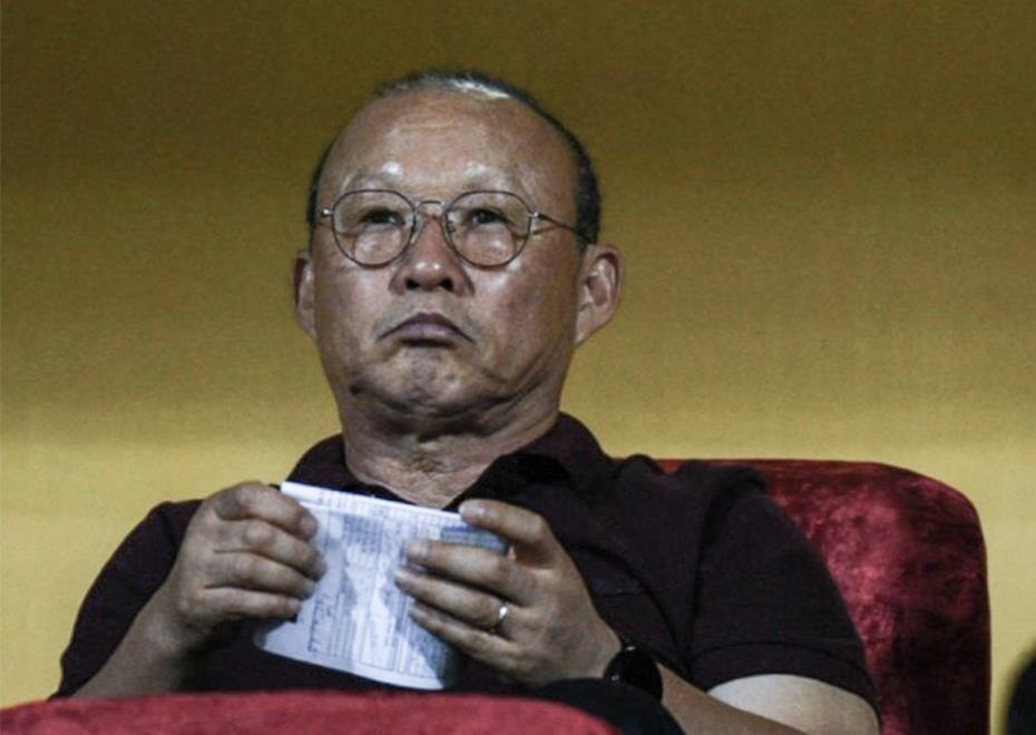 HLV Park ngoi tren khan dai vay tay chuc mung cau thu Ha Noi hinh anh