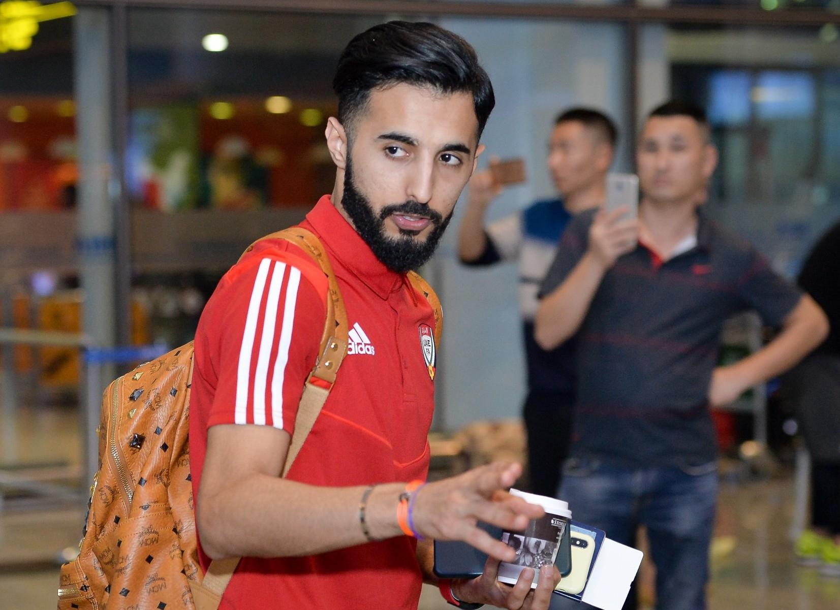 Doi bong nha giau UAE do bo Ha Noi trong dem hinh anh