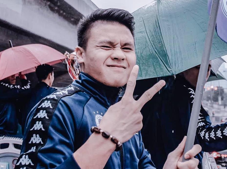 CDV vay kin xe bus cho CLB Ha Noi ve Hang Day hinh anh