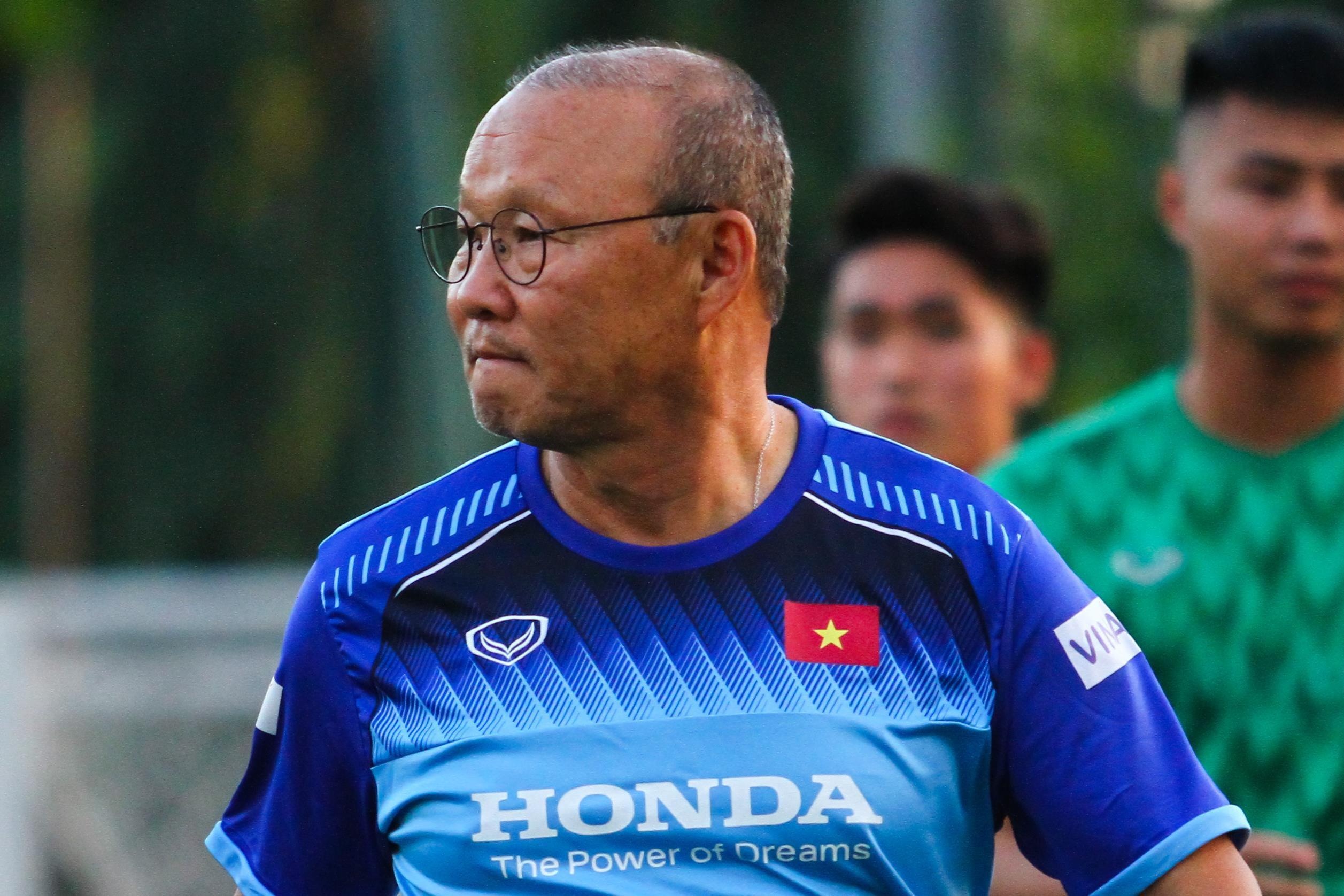 Thay Park sot ruot goi bac si toi kiem tra chan thuong cua hoc tro hinh anh