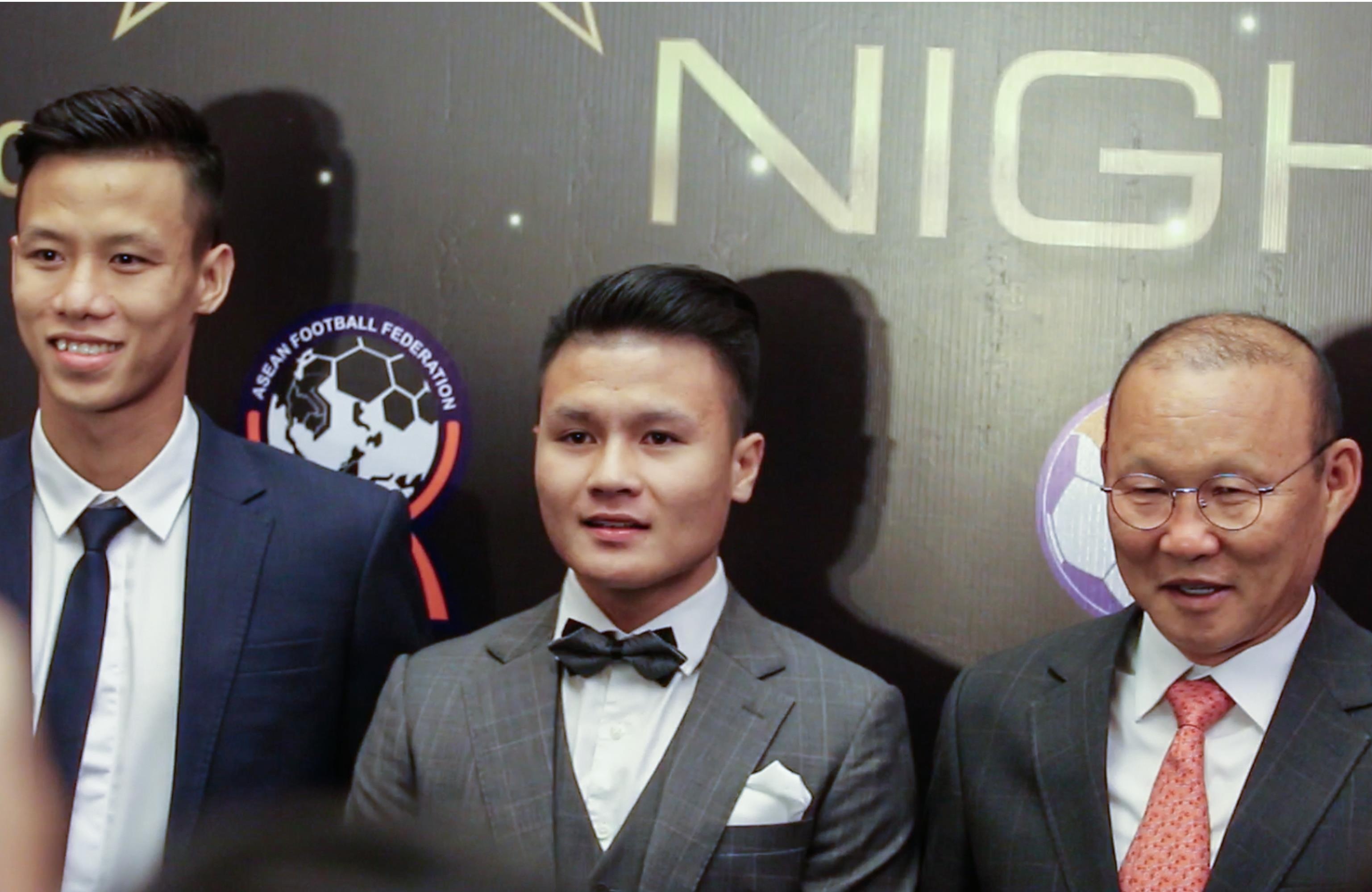 HLV Park Hang-seo phan khoi du AFF Awards cung hoc tro hinh anh