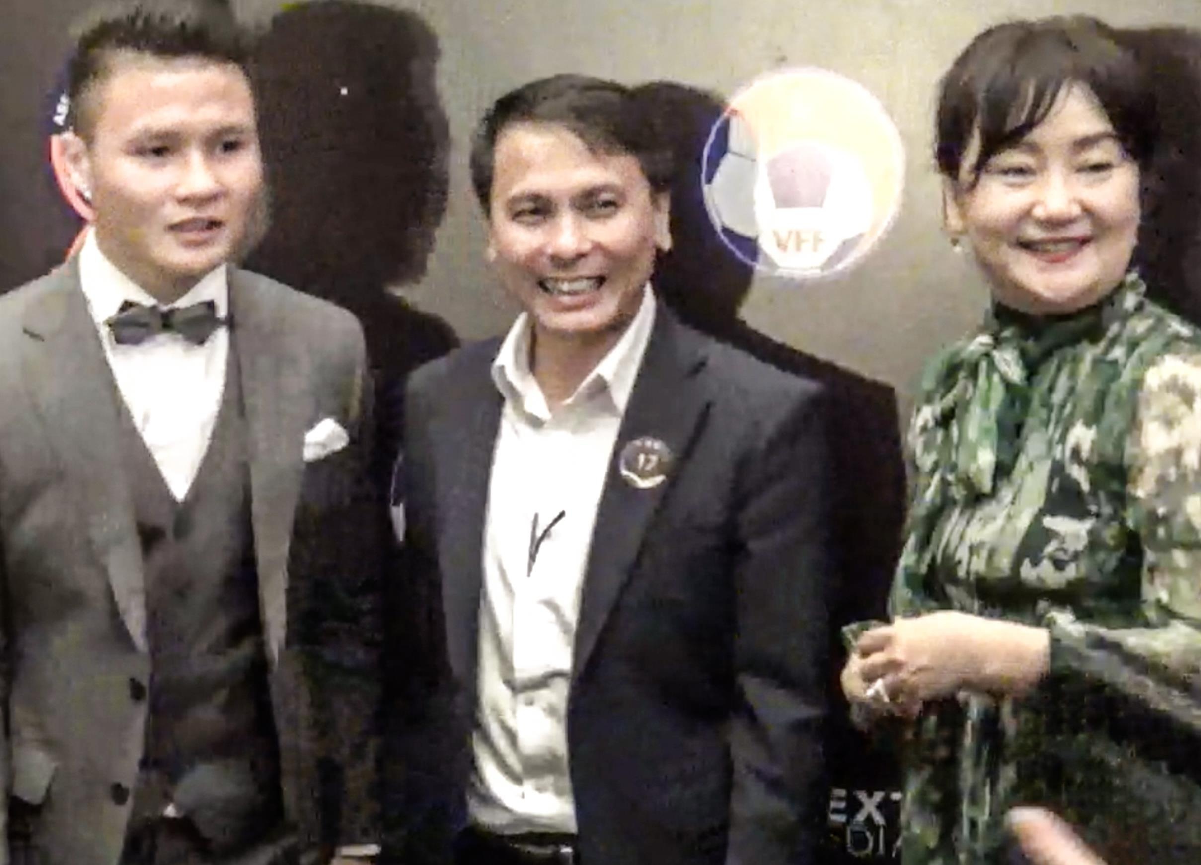 Vo chong HLV Park chuc mung bo me Quang Hai hinh anh