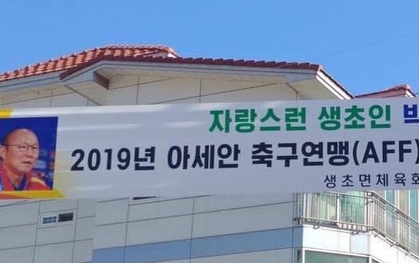 Que nha treo bang ron mung danh hieu AFF Awards cua HLV Park hinh anh