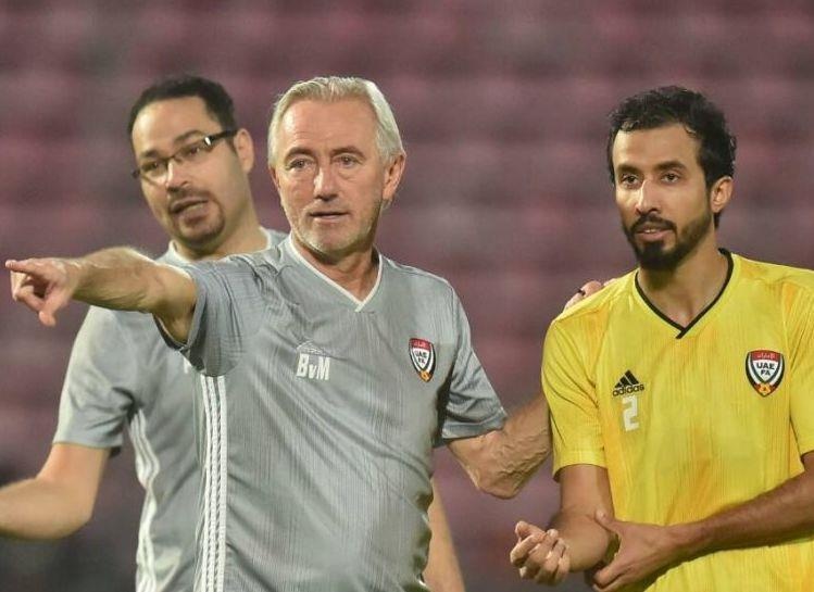 UAE chi tap mot buoi lam quen san truoc tran gap Viet Nam hinh anh