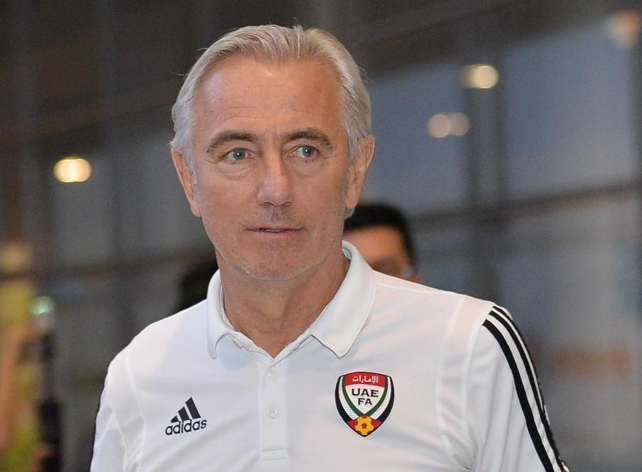 HLV UAE tang hoa nguoi ham mo Viet Nam khi den Noi Bai hinh anh