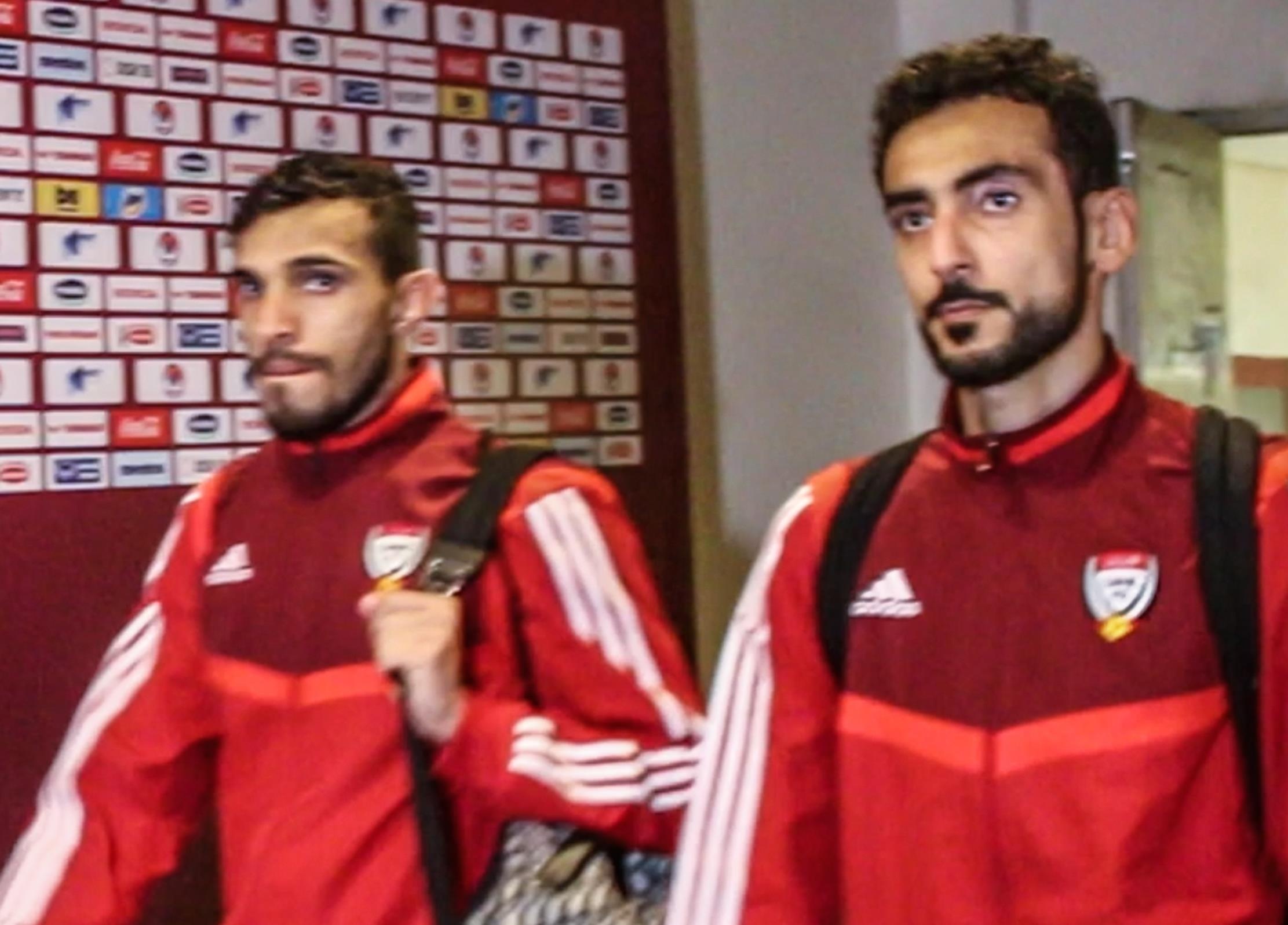 Cau thu UAE lam ngo phong vien nha sau tran thua Viet Nam hinh anh