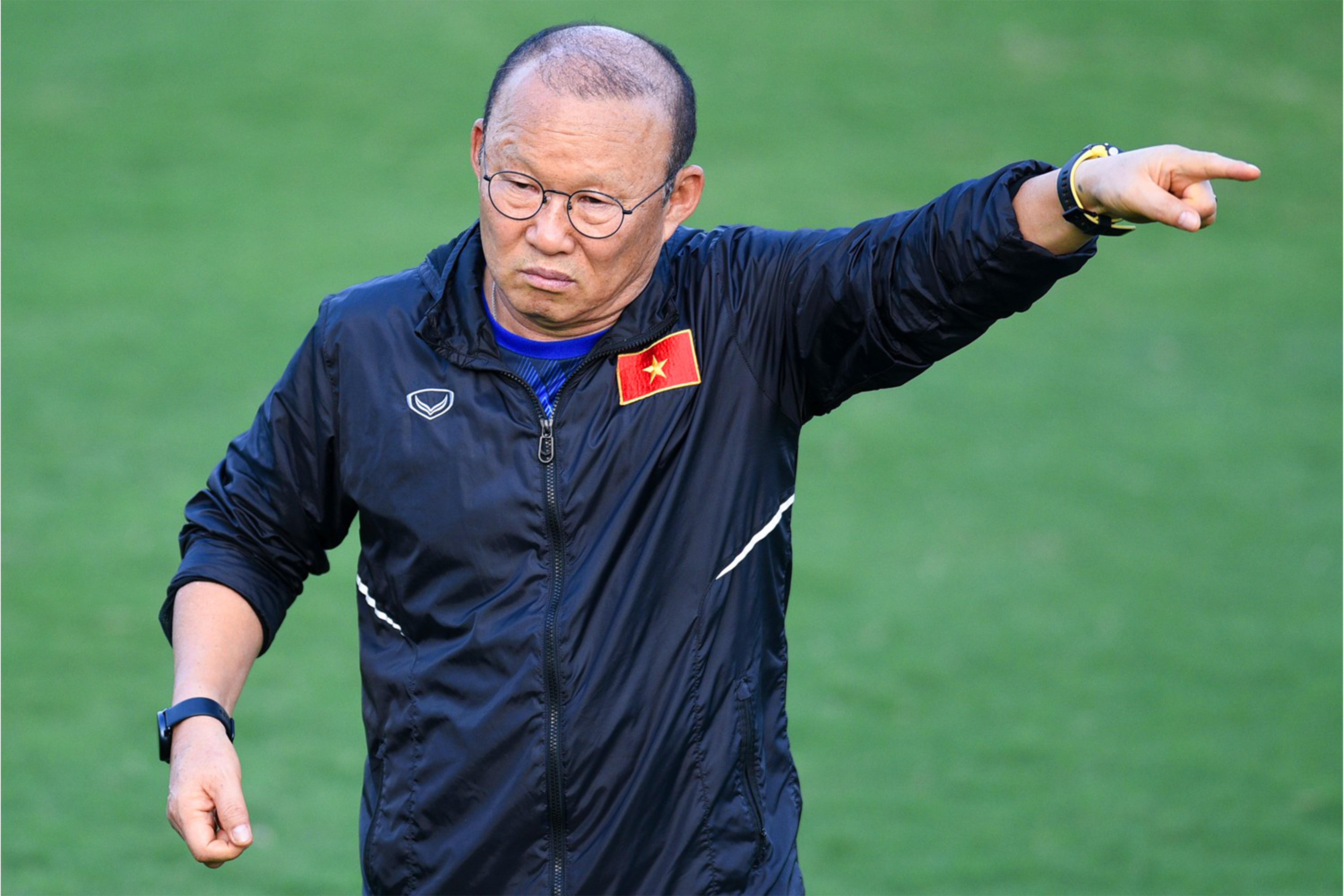 HLV Park cam phong vien Thai Lan tac nghiep o buoi tap cua Viet Nam hinh anh