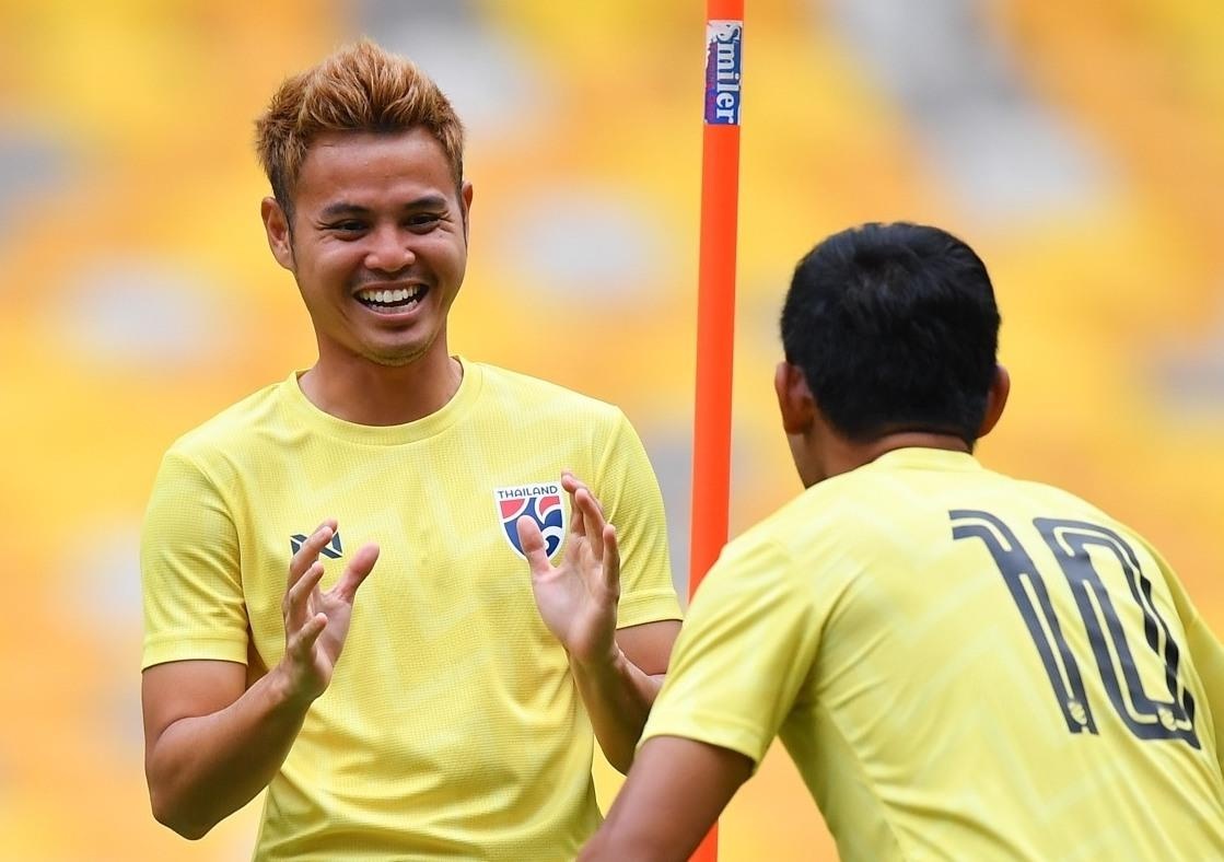 Nguoi Thai lay qua khu tran an doi nha truoc tran gap Viet Nam hinh anh