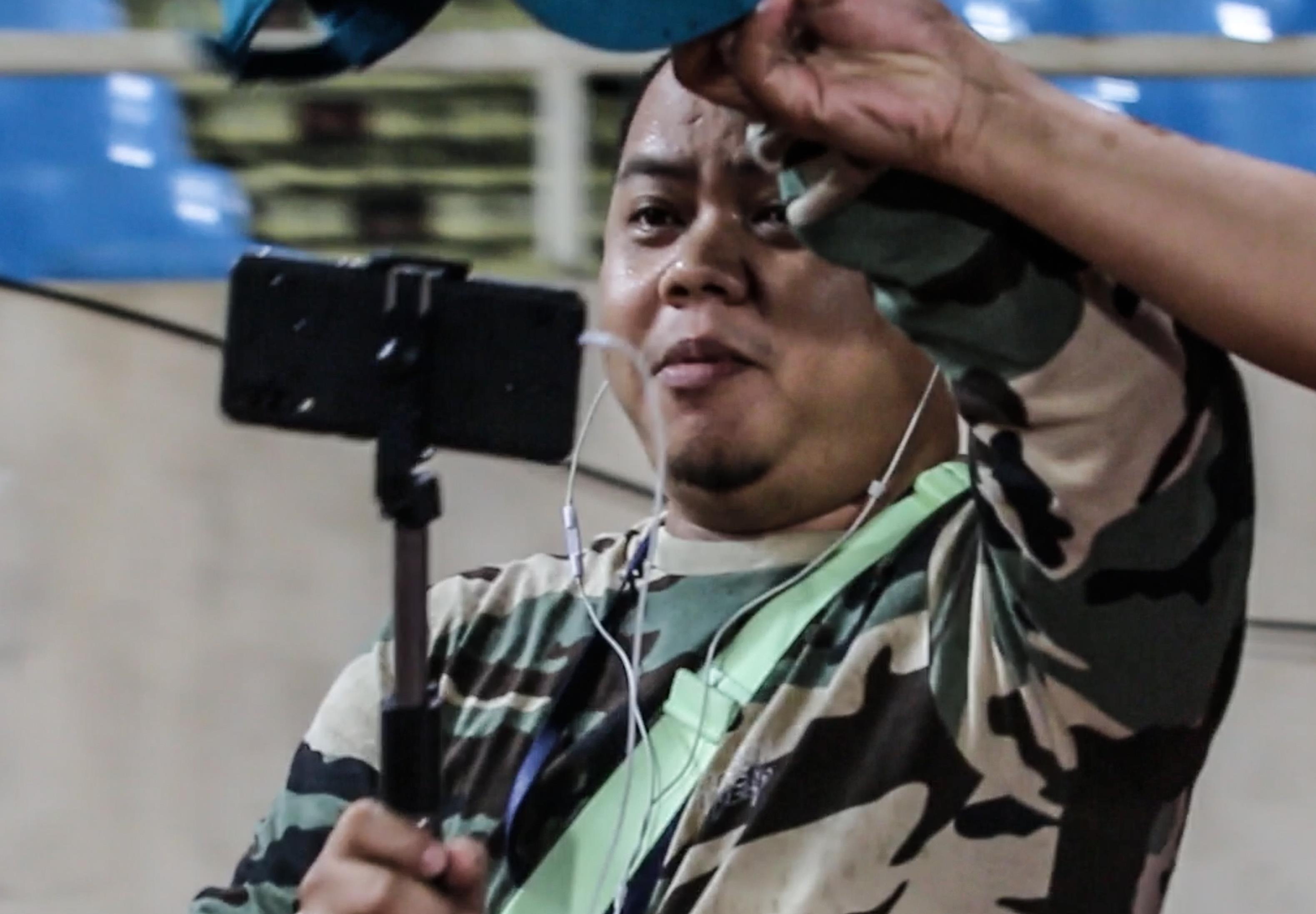 Phong vien Thai Lan lan xa duoi mua o buoi tap cua doi nha hinh anh