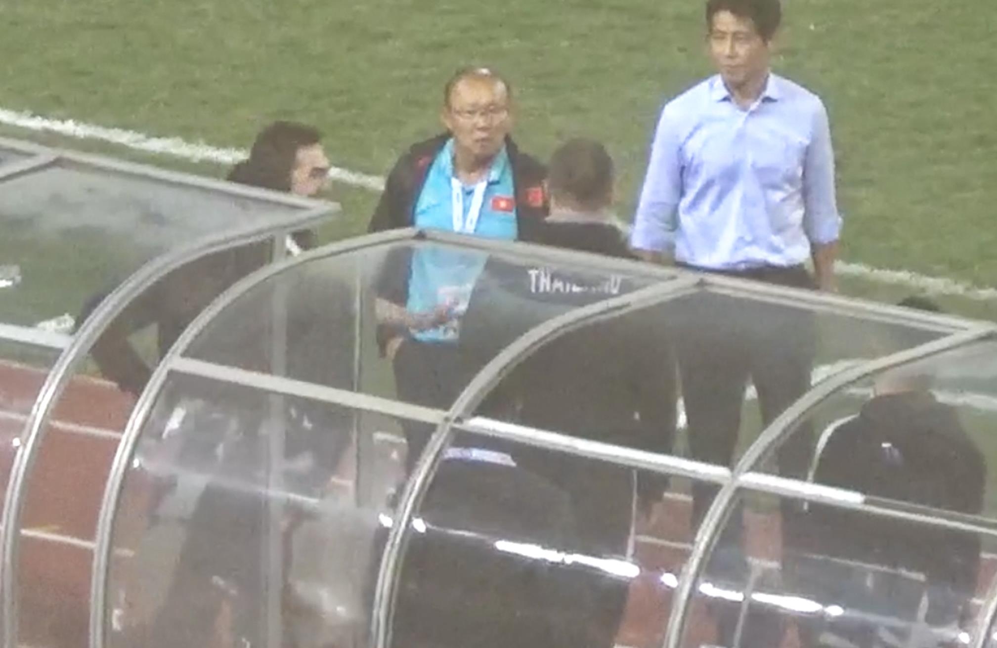 HLV Park noi gian voi tro ly doi tuyen Thai Lan hinh anh