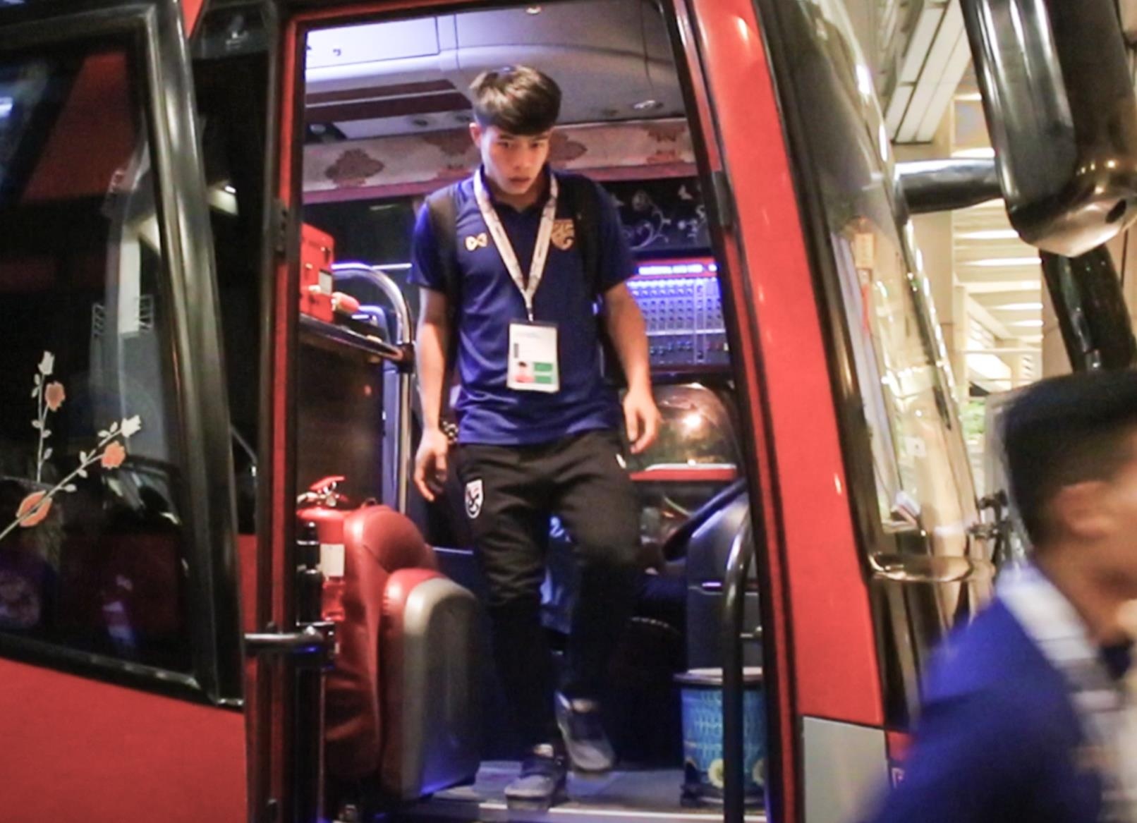 Thay tro HLV Nishino den san My Dinh hinh anh