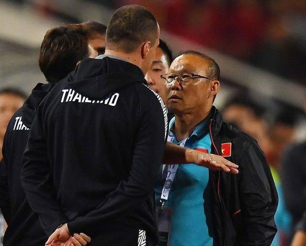 HLV Nishino tuyen bo som tim ra nhung tro ly khieu khich HLV Park hinh anh