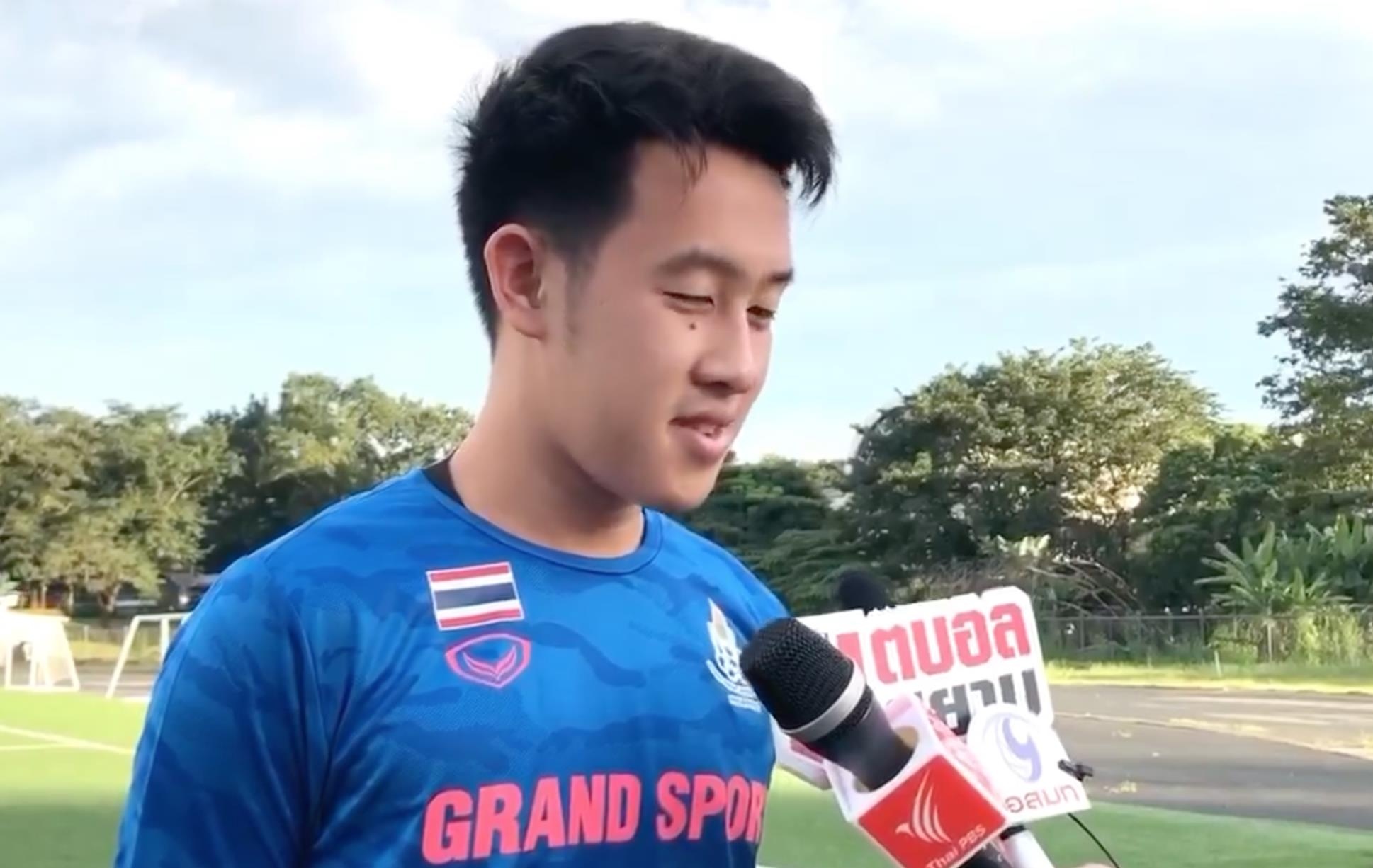 'Chung toi phai thay do tren xe buyt khi ra san tap' hinh anh