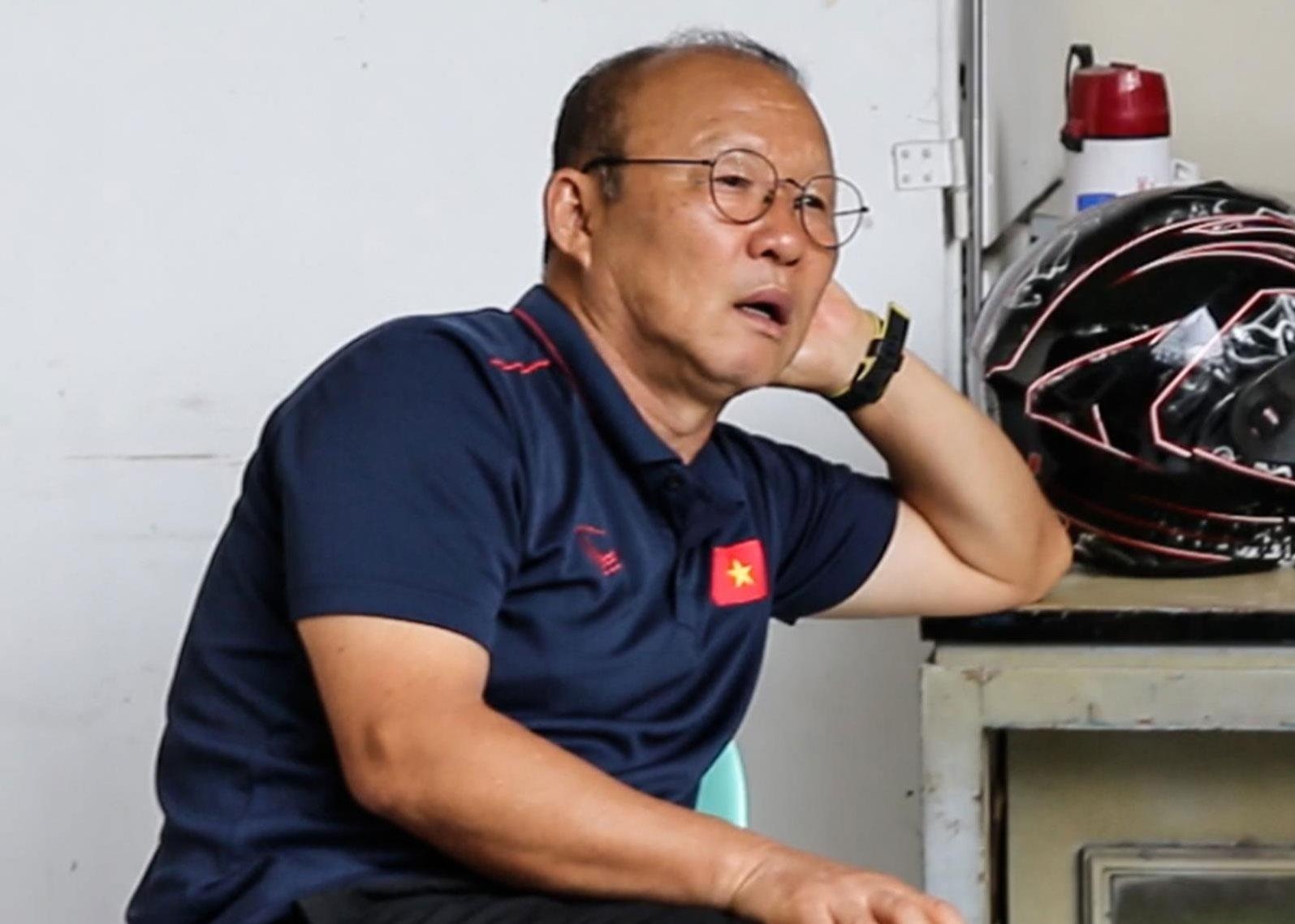 HLV Park nhat do cho hoc tro de quen o san tap hinh anh