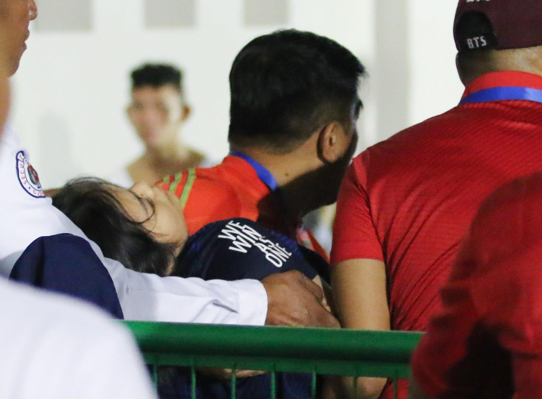 Tinh nguyen vien chu nha SEA Games gap nan vi mai dung dien thoai hinh anh