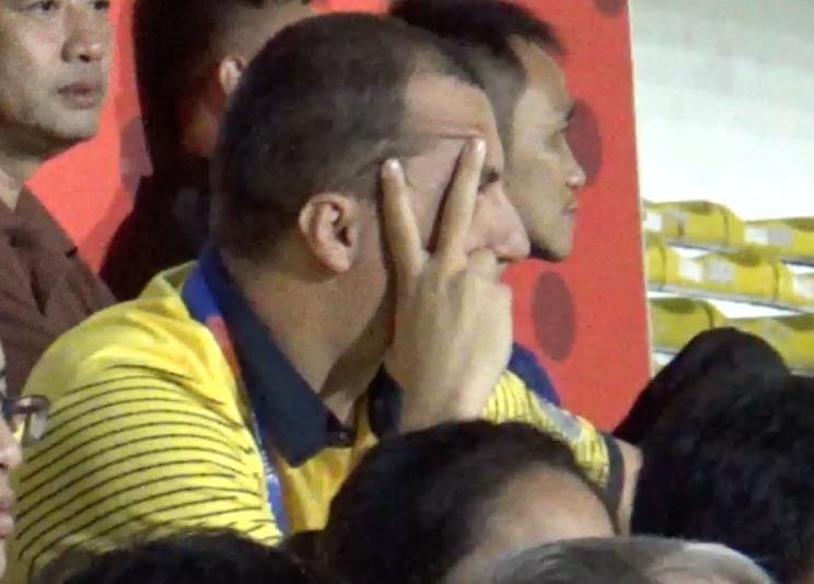 Tro ly U22 Thai Lan lay tay che mat khi bi chu y hinh anh