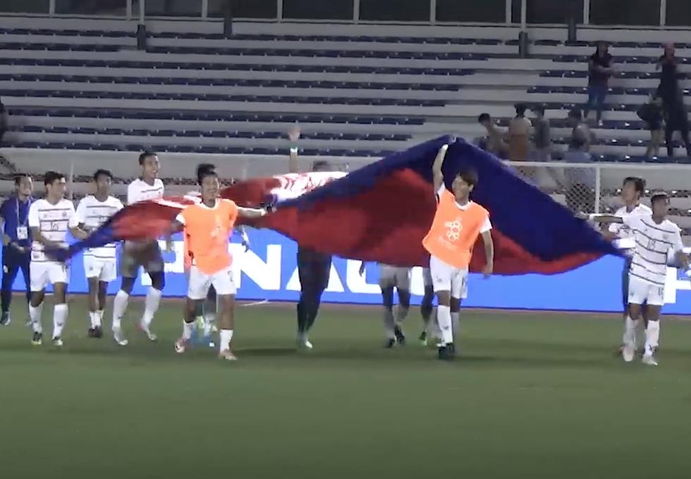 Cau thu U22 Campuchia vo oa khi vao ban ket SEA Games hinh anh